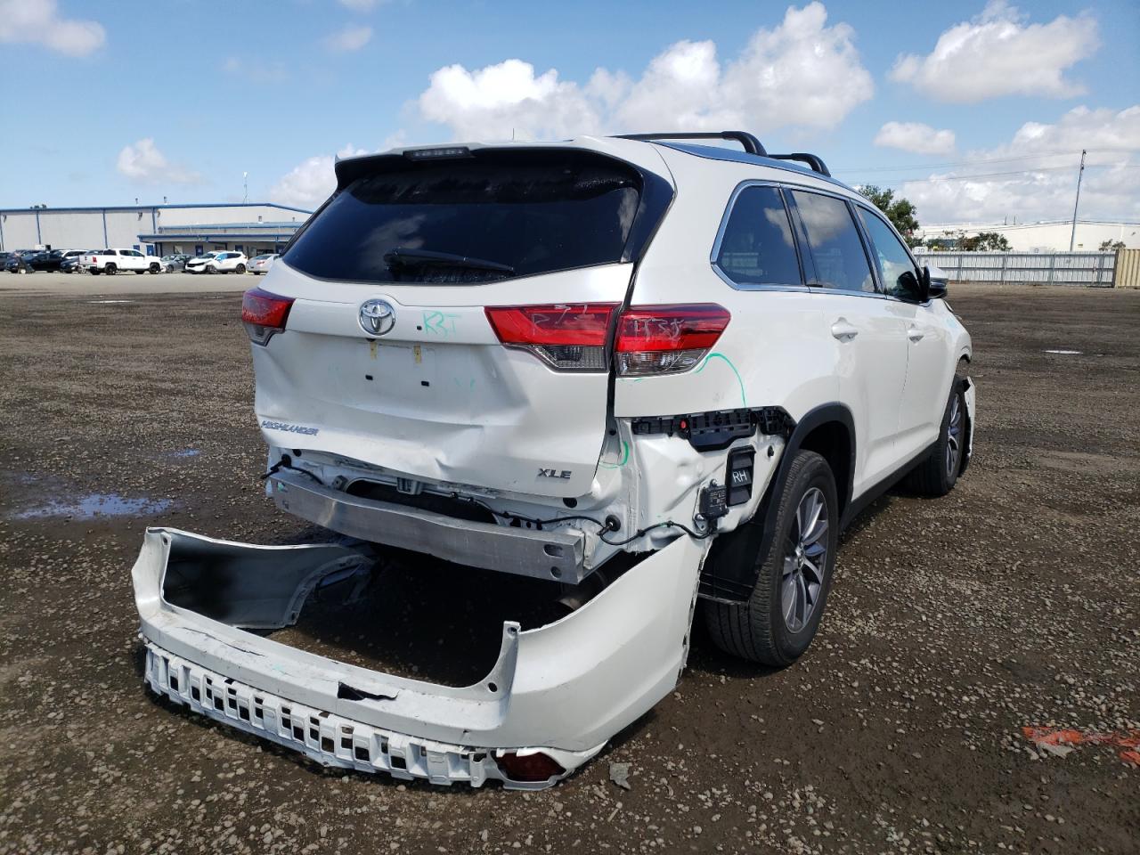 Photo 4 from auction – 2019 TOYOTA HIGHLANDER with VIN 5TDKZRFH2KS555919