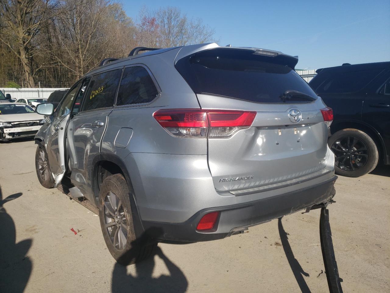 Photo 3 from auction – 2017 TOYOTA HIGHLANDER with VIN 5TDJZRFHXHS422765