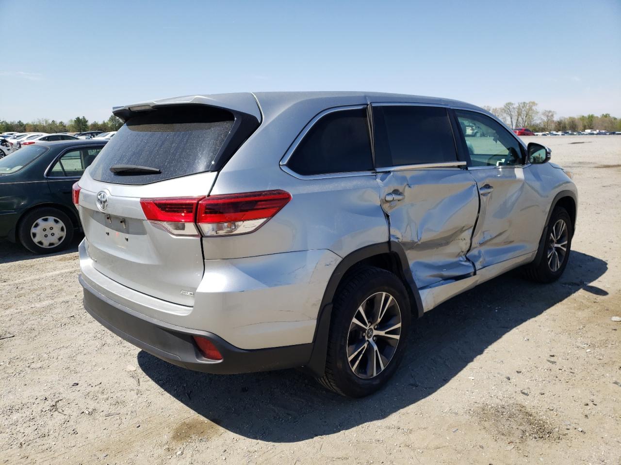 Photo 4 from auction – 2017 TOYOTA HIGHLANDER with VIN 5TDBZRFH2HS459328