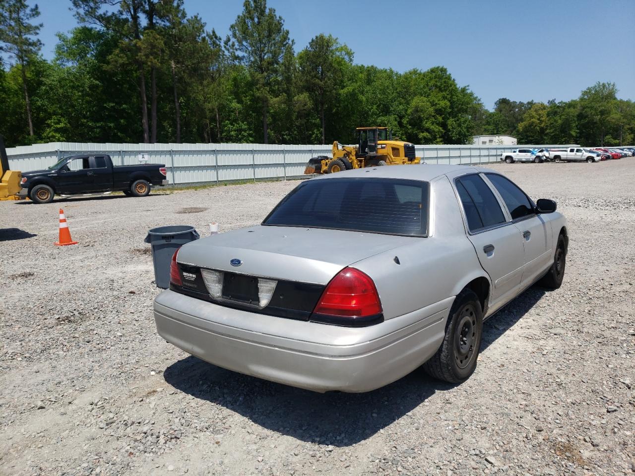 Photo 17 from auction – 2005 FORD CROWN VICT with VIN 2FAFP71W55X135670