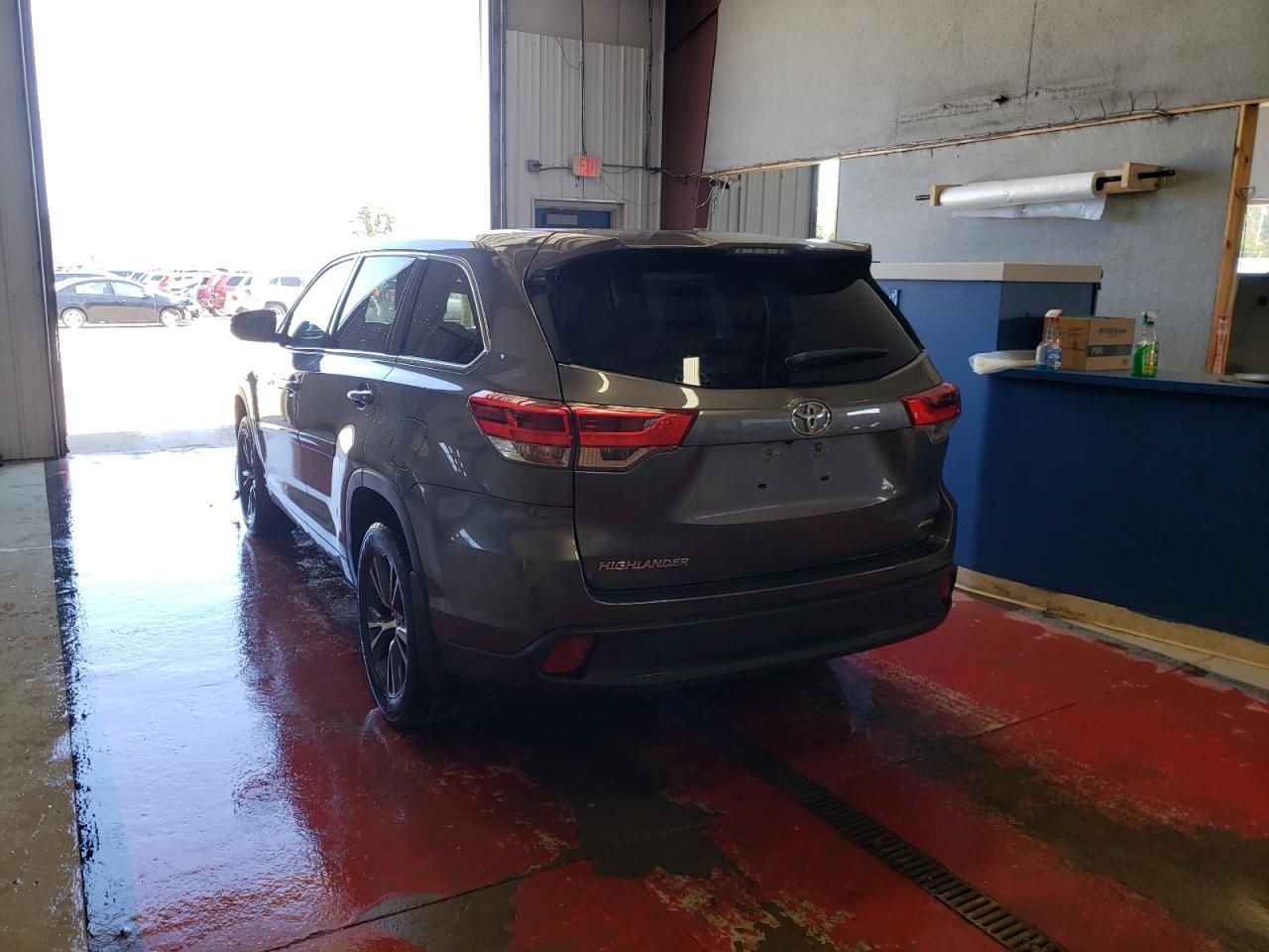Photo 3 from auction – 2017 TOYOTA HIGHLANDER with VIN 5TDBZRFH4HS433085