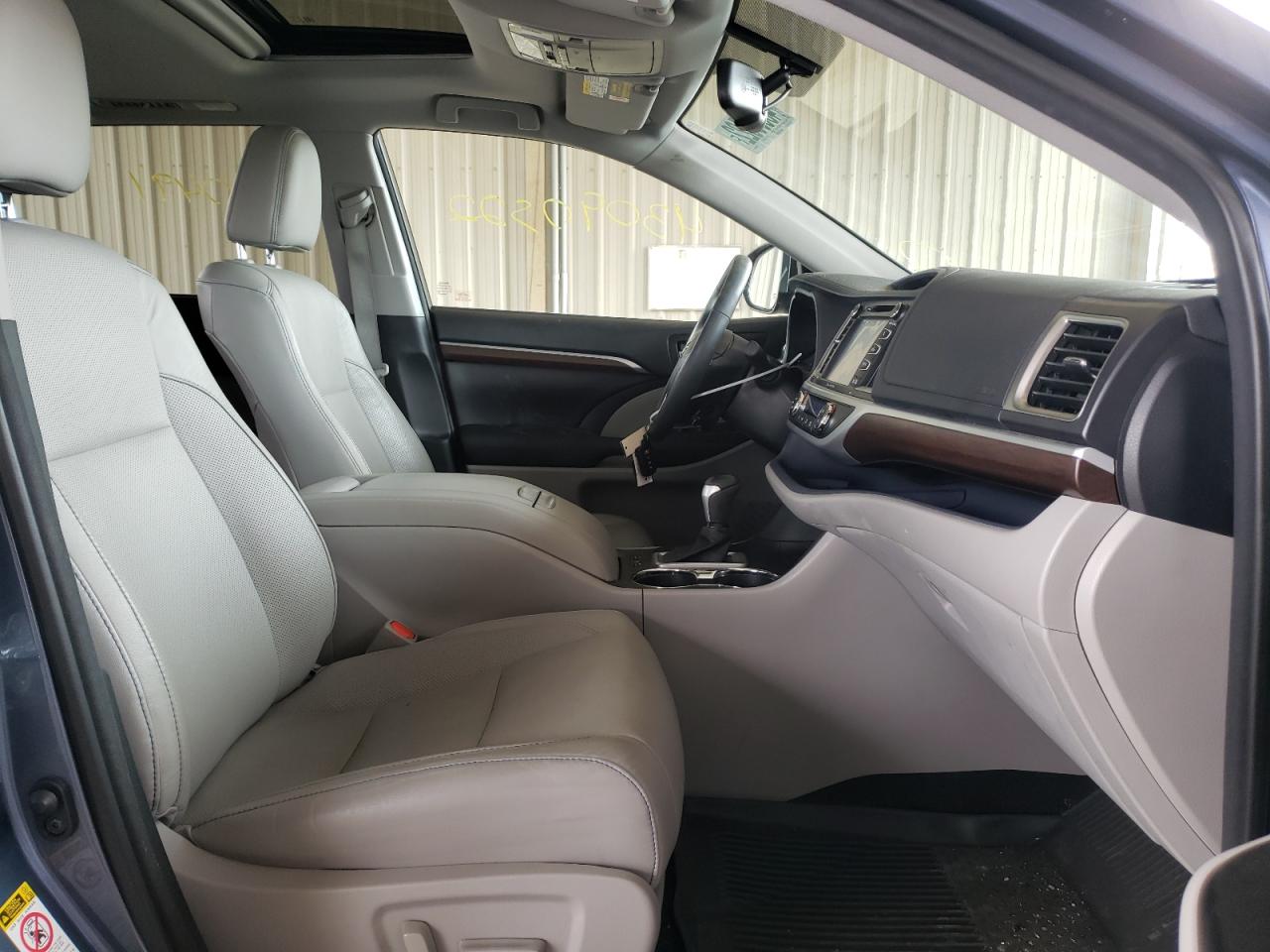 Photo 5 from auction – 2016 TOYOTA HIGHLANDER with VIN 5TDDKRFH2GS334891