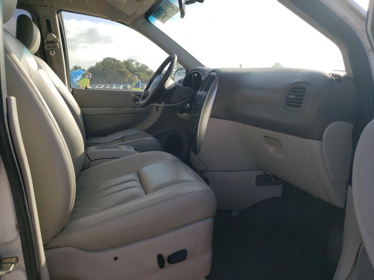 Photo 5 from auction – 2005 CHRYSLER TOWN & COU with VIN 2C4GP54L65R568133