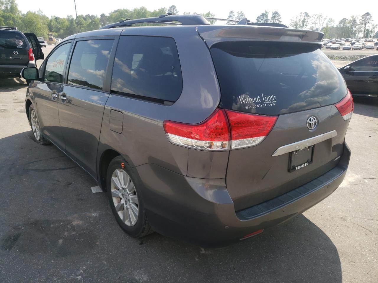 Photo 3 from auction – 2013 TOYOTA SIENNA XLE with VIN 5TDYK3DC6DS303595