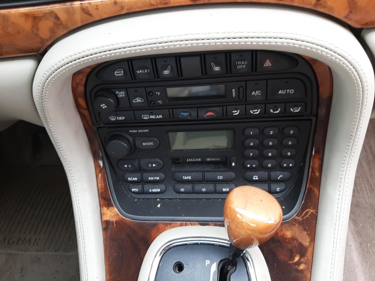 Photo 9 from auction – 1998 JAGUAR XJ8 with VIN SAJHX1249WC818257