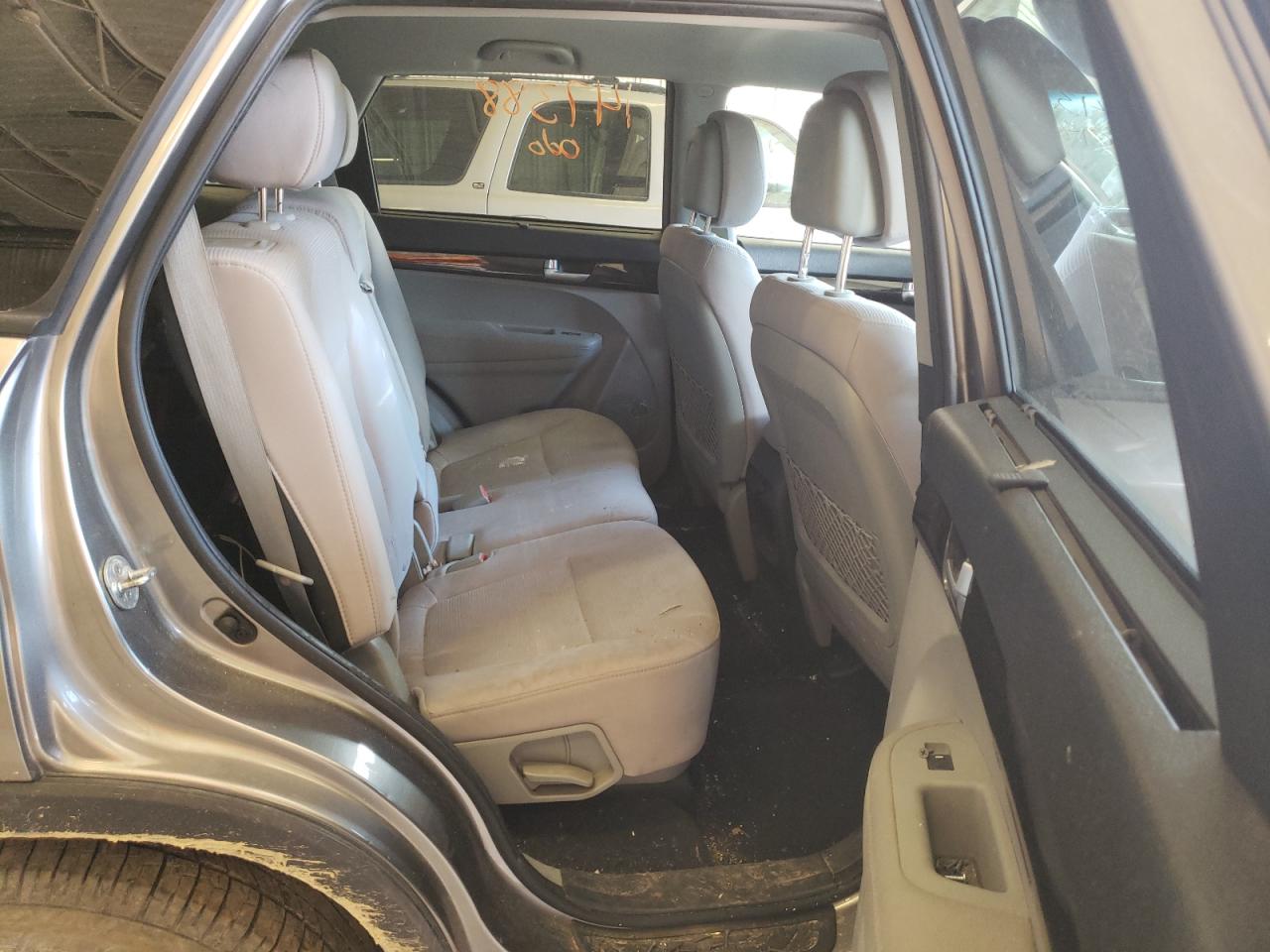 Photo 6 from auction – 2015 KIA SORENTO LX with VIN 5XYKTDA68FG558384