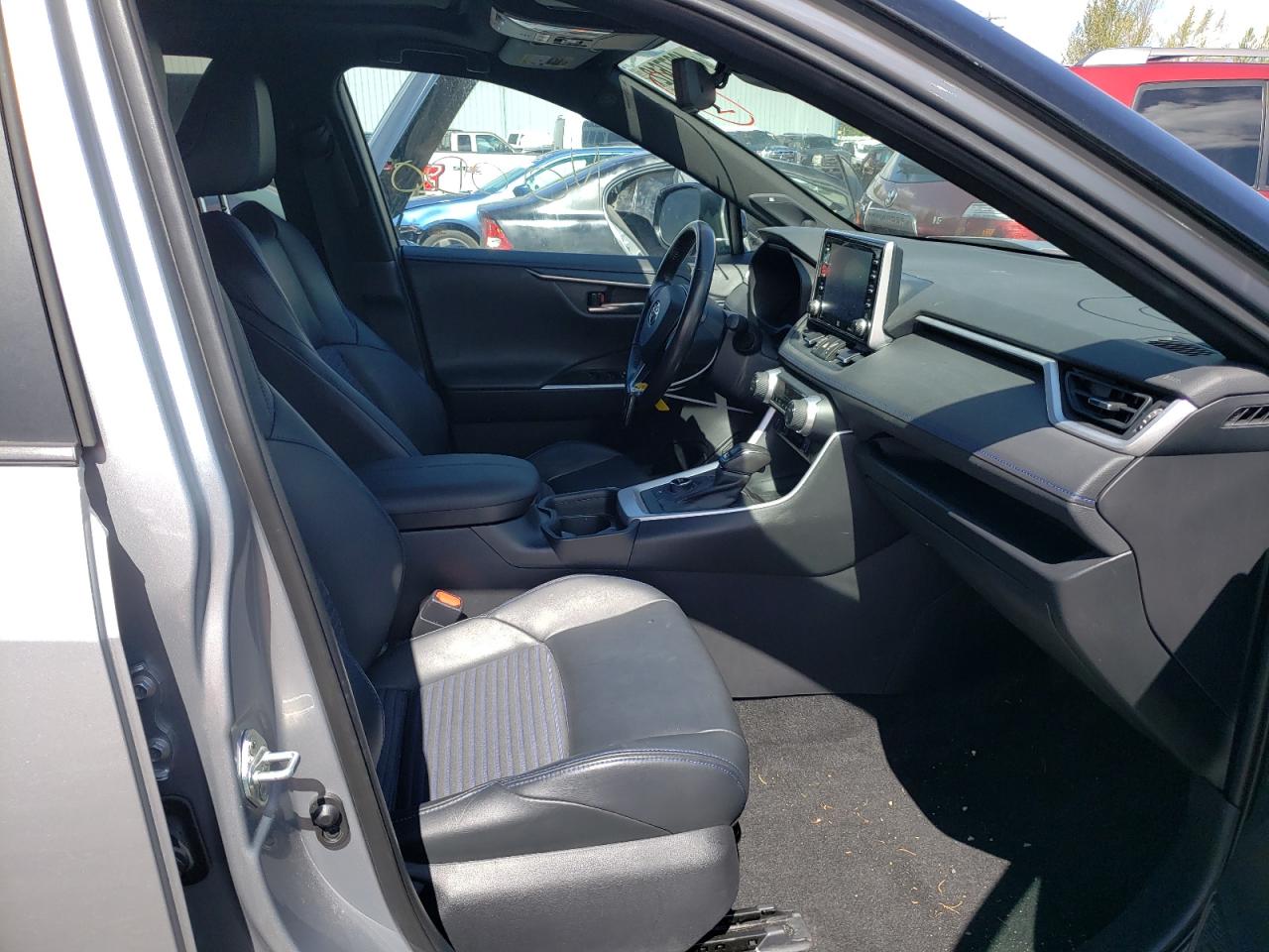 Photo 5 from auction – 2020 TOYOTA RAV4 XSE with VIN 2T3EWRFV7LW060093