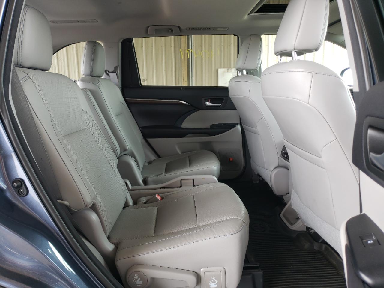 Photo 6 from auction – 2016 TOYOTA HIGHLANDER with VIN 5TDDKRFH2GS334891