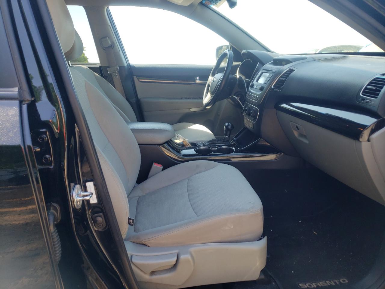 Photo 5 from auction – 2014 KIA SORENTO LX with VIN 5XYKT3A63EG431339
