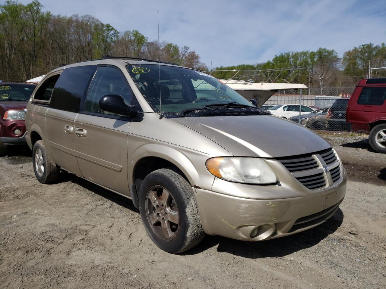DODGE GRAND CARA 2005 with VIN 2D4GP44L05R544469 - Photo from auction