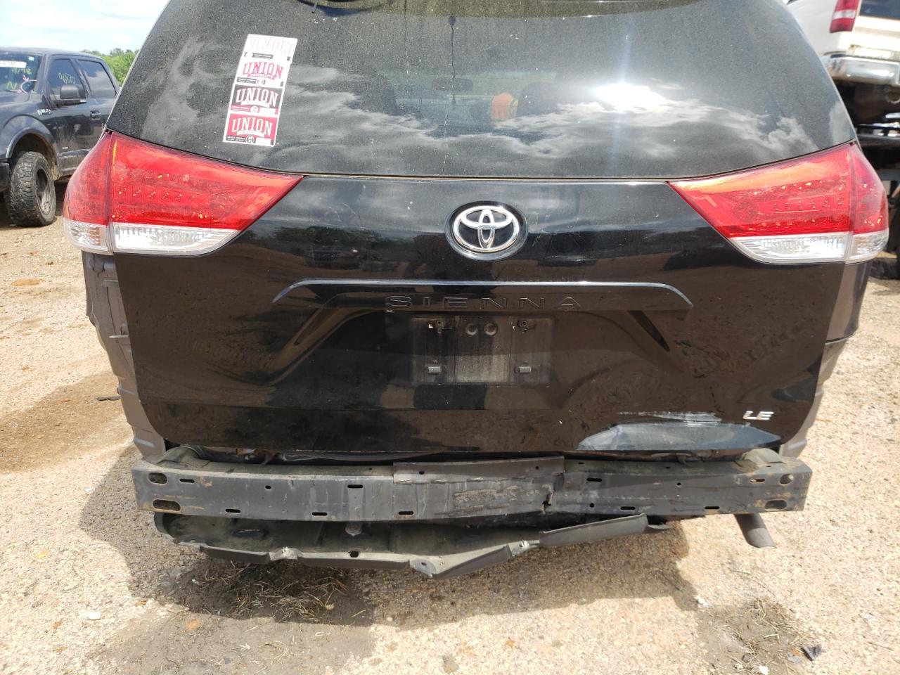 Photo 9 from auction – 2011 TOYOTA SIENNA LE with VIN 5TDKK3DC2BS019299