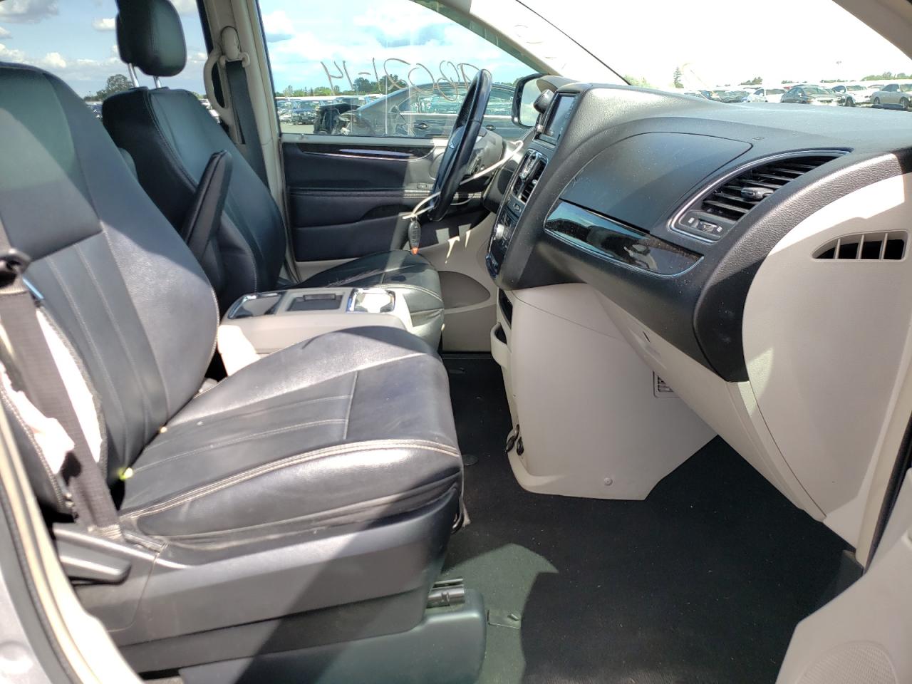 Photo 5 from auction – 2014 CHRYSLER TOWN & COU with VIN 2C4RC1BG7ER295884