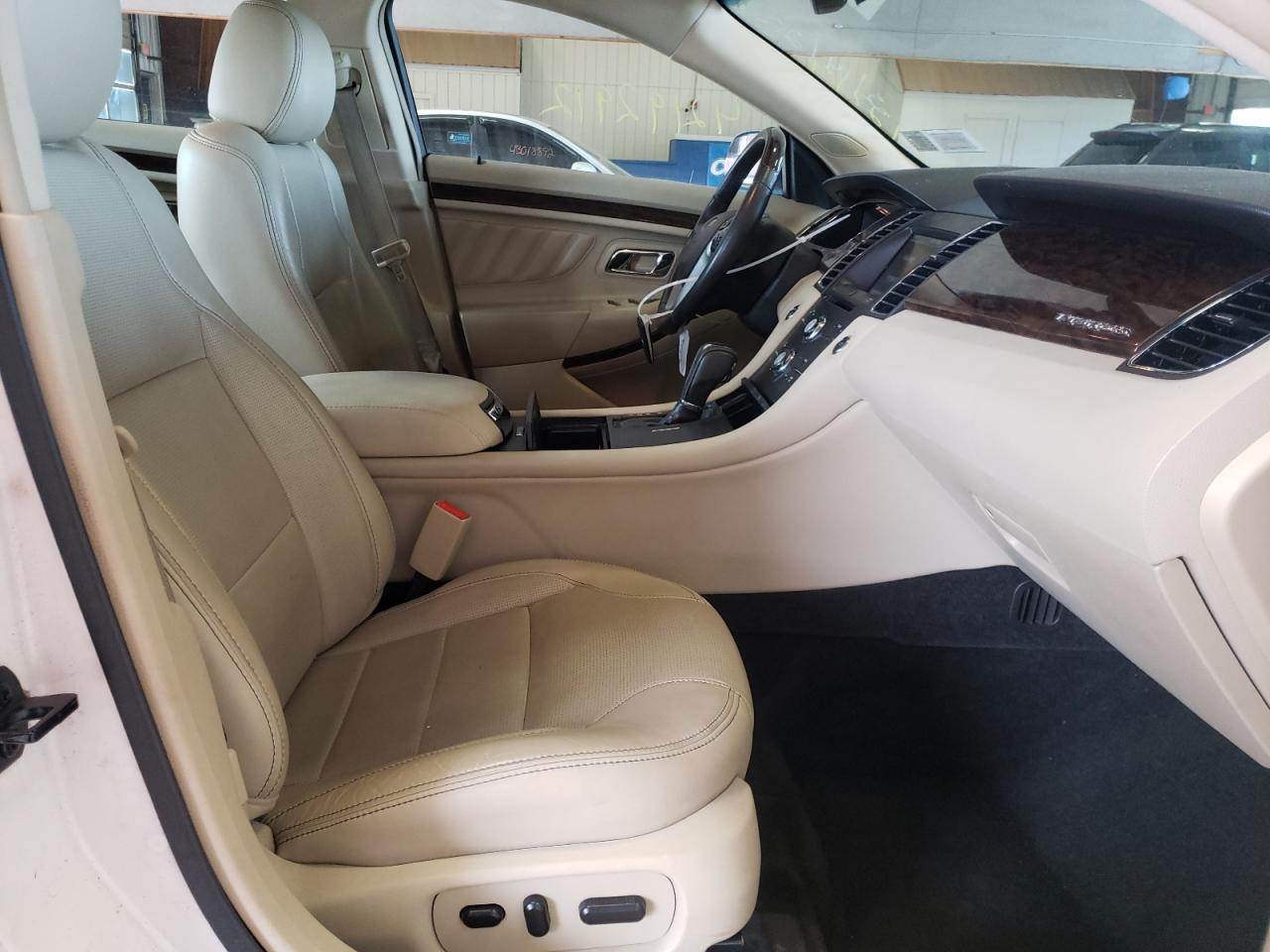 Photo 5 from auction – 2015 FORD TAURUS LIM with VIN 1FAHP2F86FG171834