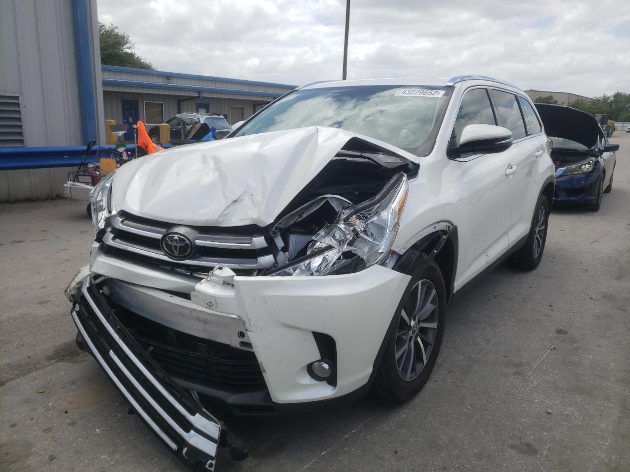 Photo 14 from auction – 2019 TOYOTA HIGHLANDER with VIN 5TDKZRFH0KS564294
