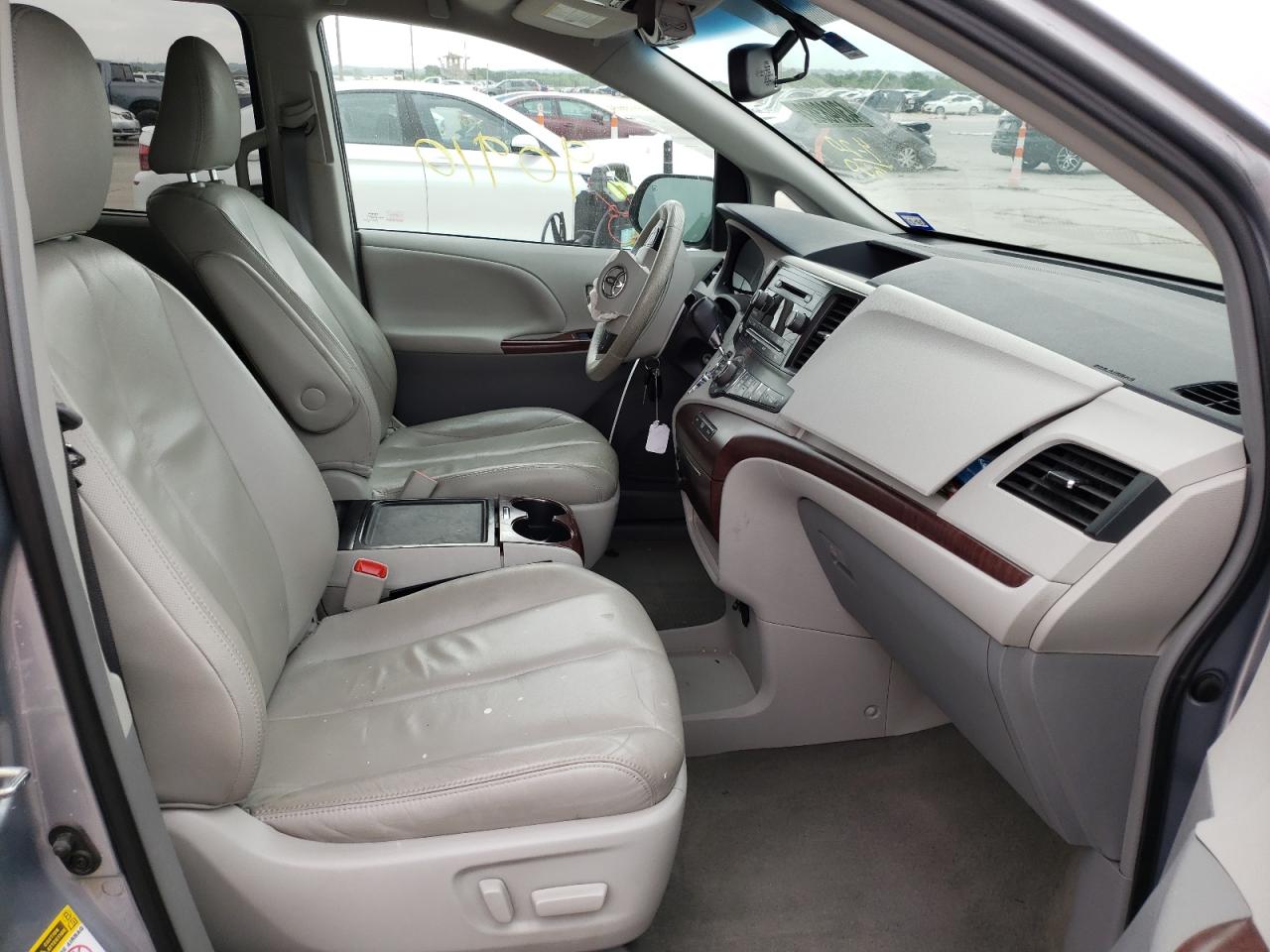 Photo 5 from auction – 2013 TOYOTA SIENNA XLE with VIN 5TDYK3DC8DS294852