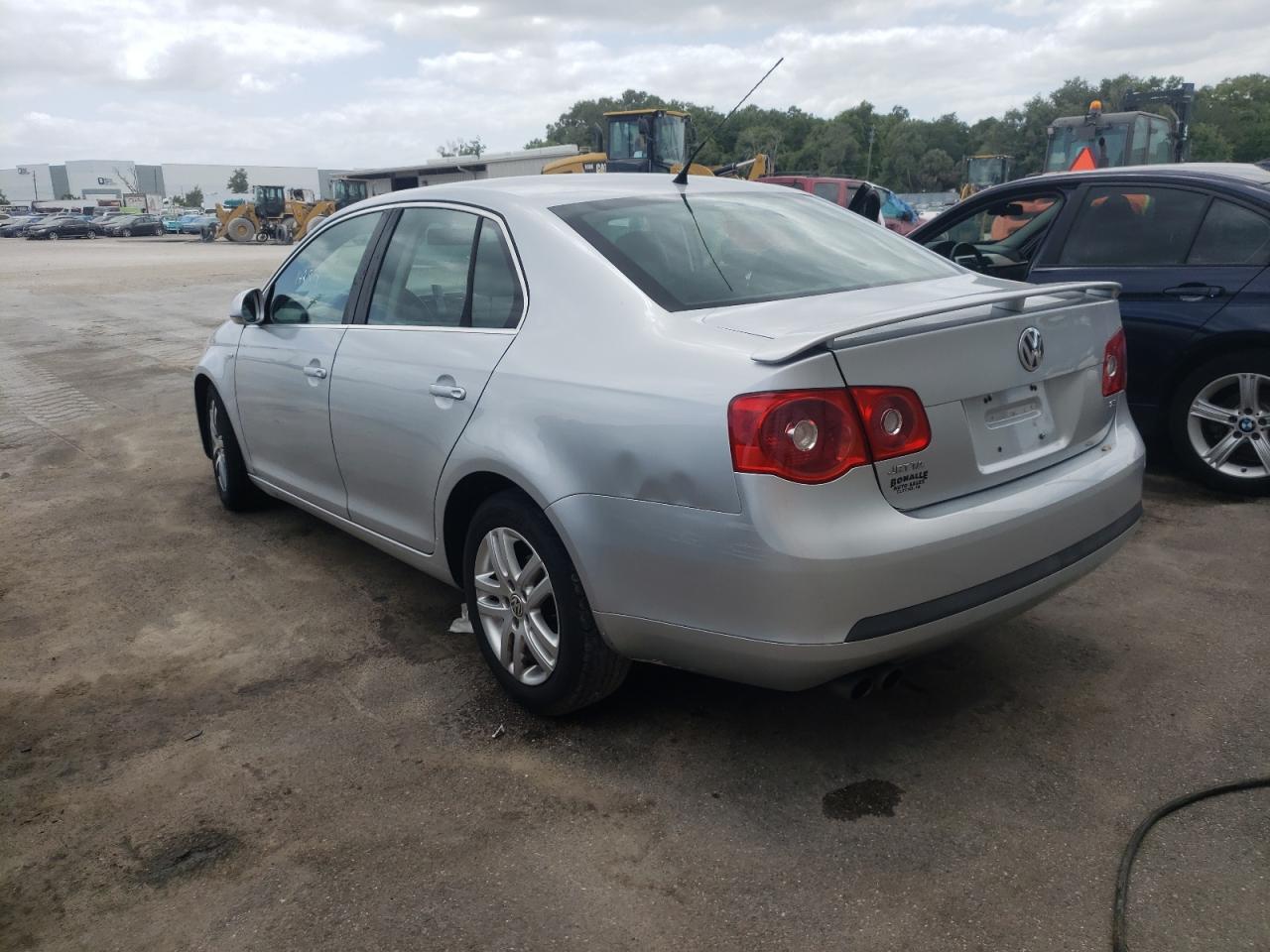 Photo 3 from auction – 2007 VOLKSWAGEN JETTA WOLF with VIN 3VWEG71K67M185590