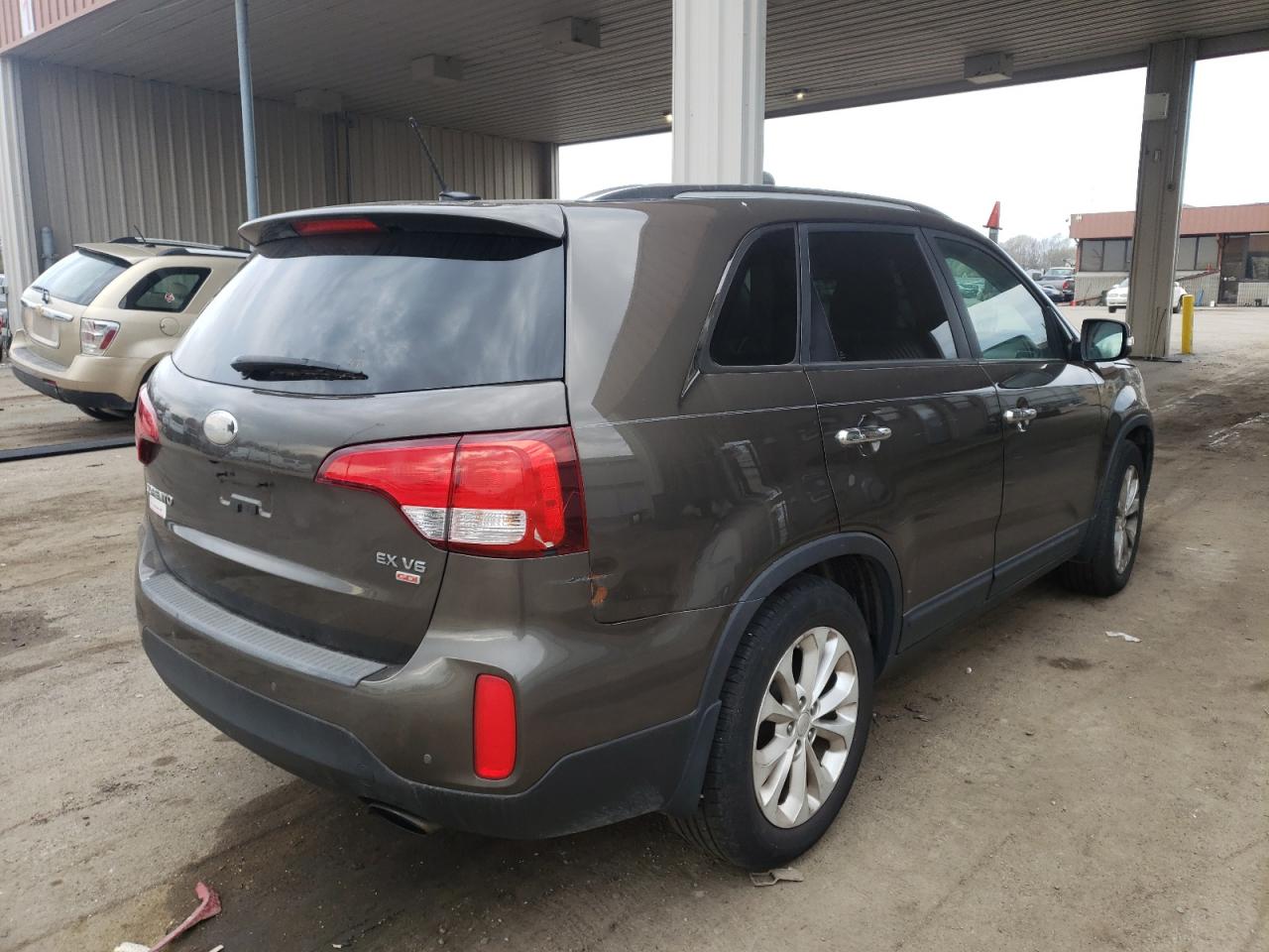 Photo 4 from auction – 2014 KIA SORENTO EX with VIN 5XYKU4A76EG431041