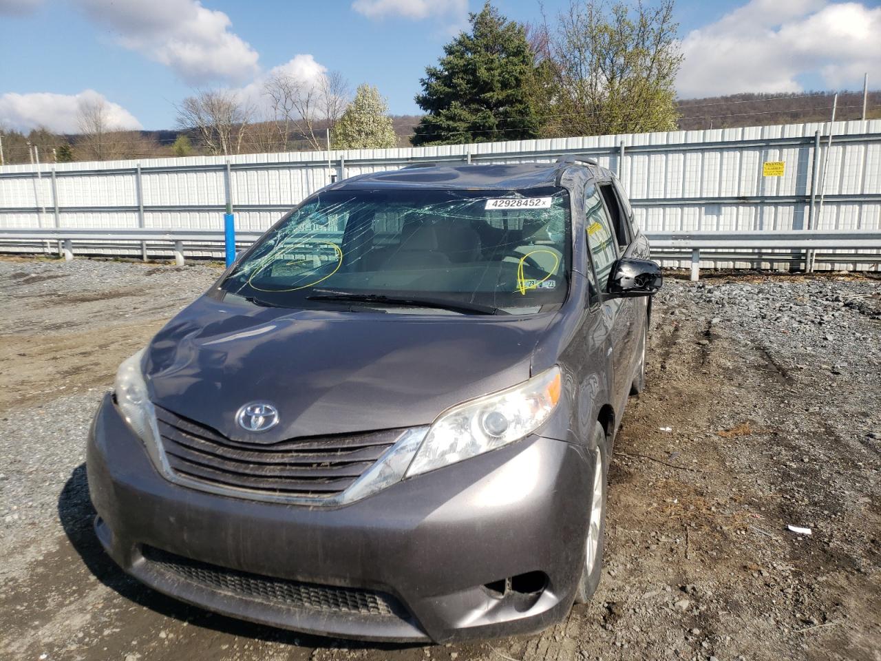 Photo 9 from auction – 2016 TOYOTA SIENNA LE with VIN 5TDJK3DC3GS131130