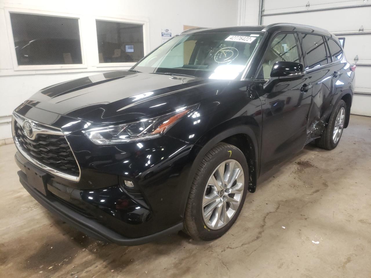 Photo 2 from auction – 2022 TOYOTA HIGHLANDER with VIN 5TDDZRBH8NS562148