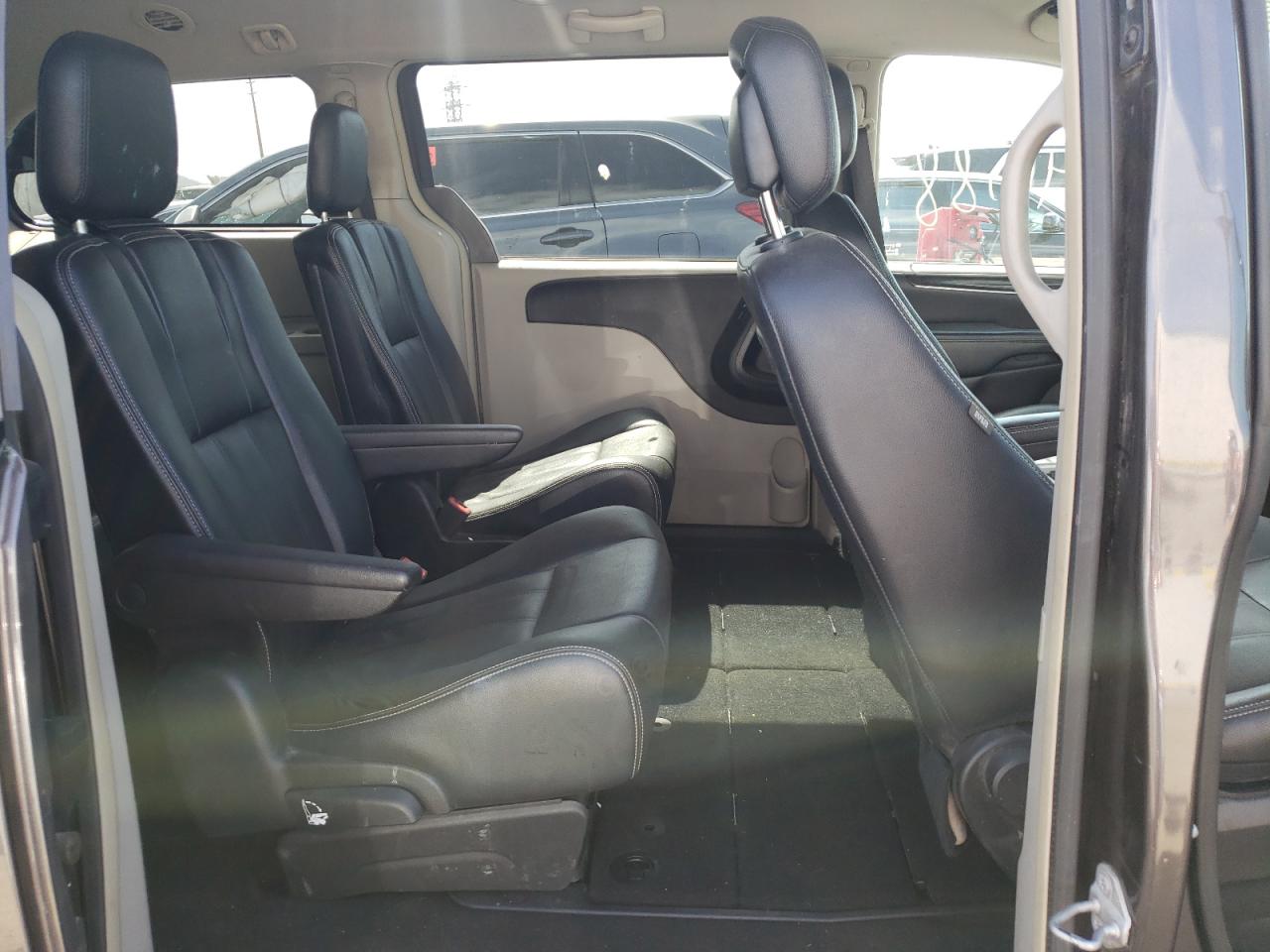 Photo 6 from auction – 2015 CHRYSLER TOWN & COU with VIN 2C4RC1BGXFR565384