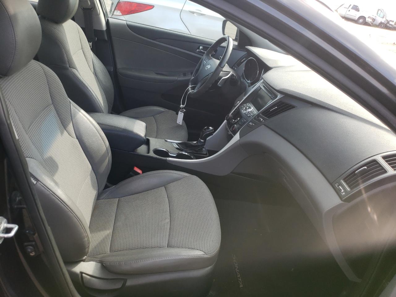 Photo 5 from auction – 2011 HYUNDAI SONATA SE with VIN 5NPEC4ACXBH065666
