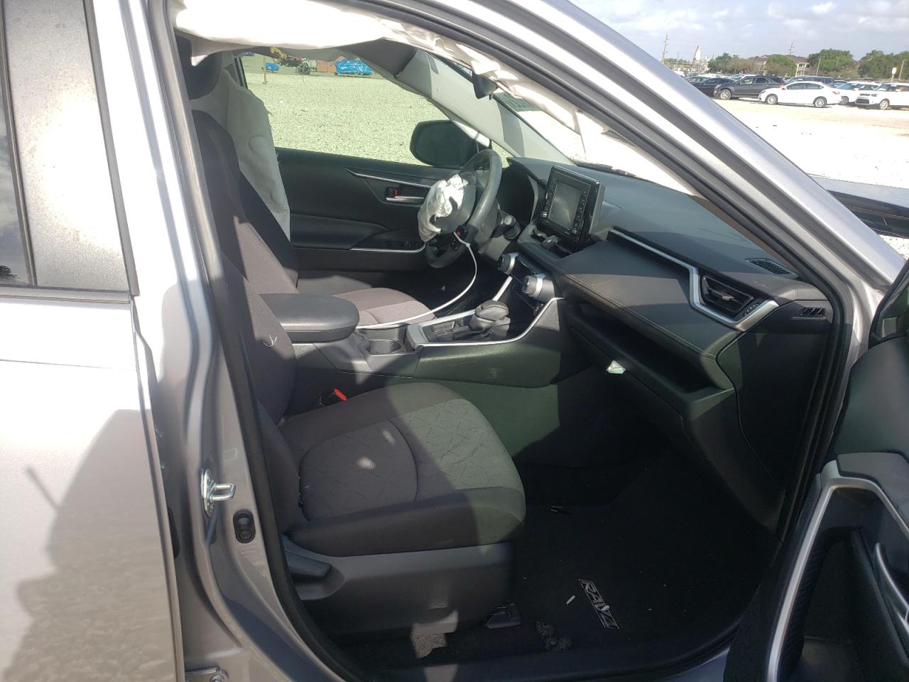 Photo 5 from auction – 2020 TOYOTA RAV4 XLE with VIN JTMW1RFV6LD519503