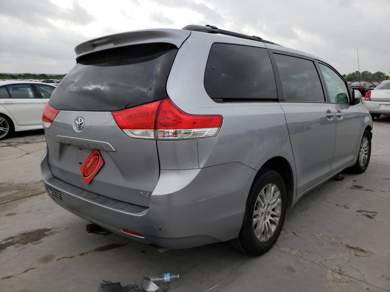 Photo 4 from auction – 2013 TOYOTA SIENNA XLE with VIN 5TDYK3DC8DS294852
