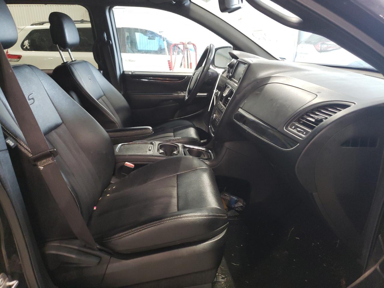 Photo 5 from auction – 2016 CHRYSLER TOWN & COU with VIN 2C4RC1HG1GR120220