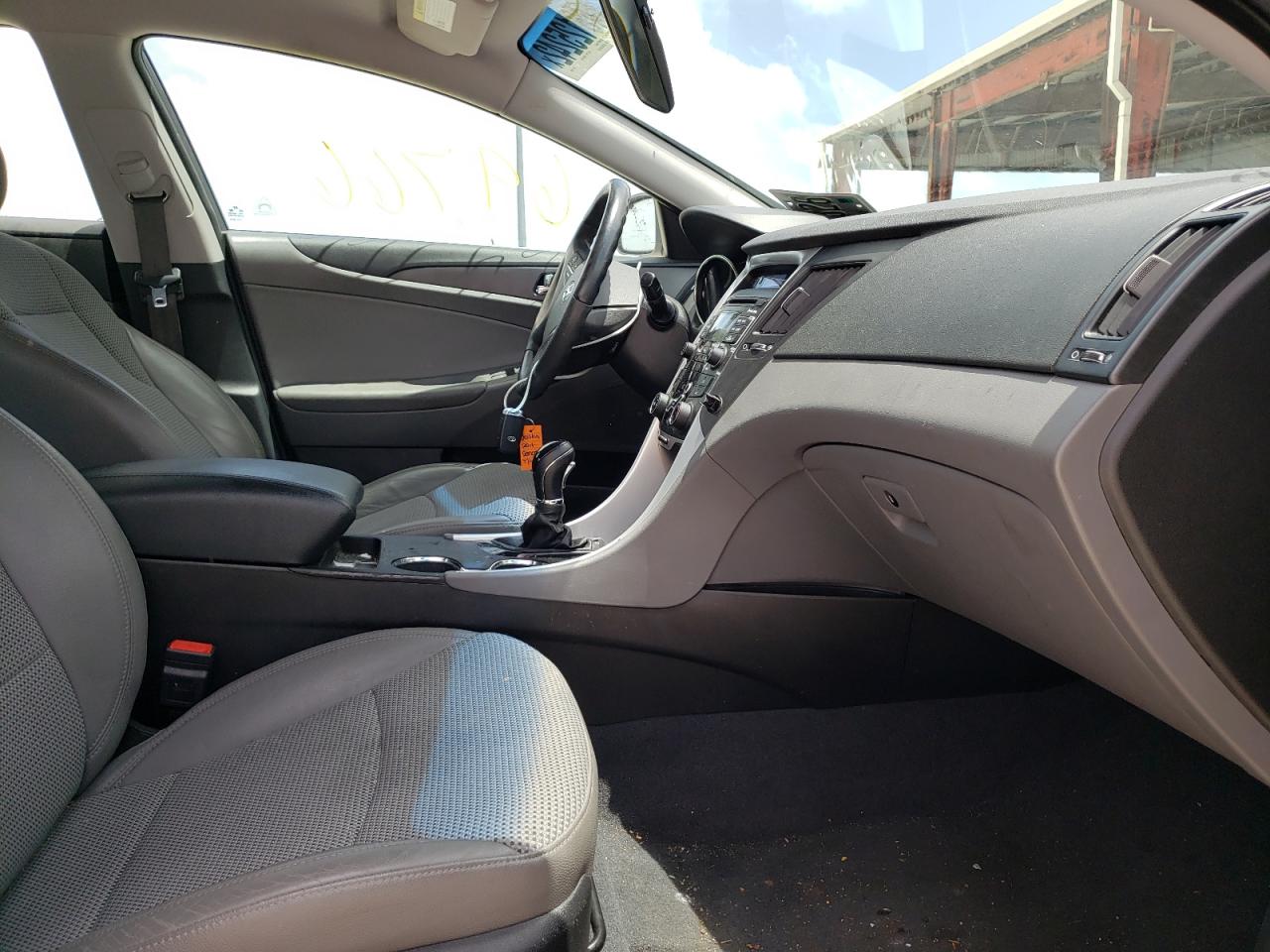 Photo 5 from auction – 2011 HYUNDAI SONATA SE with VIN 5NPEC4AC0BH134624