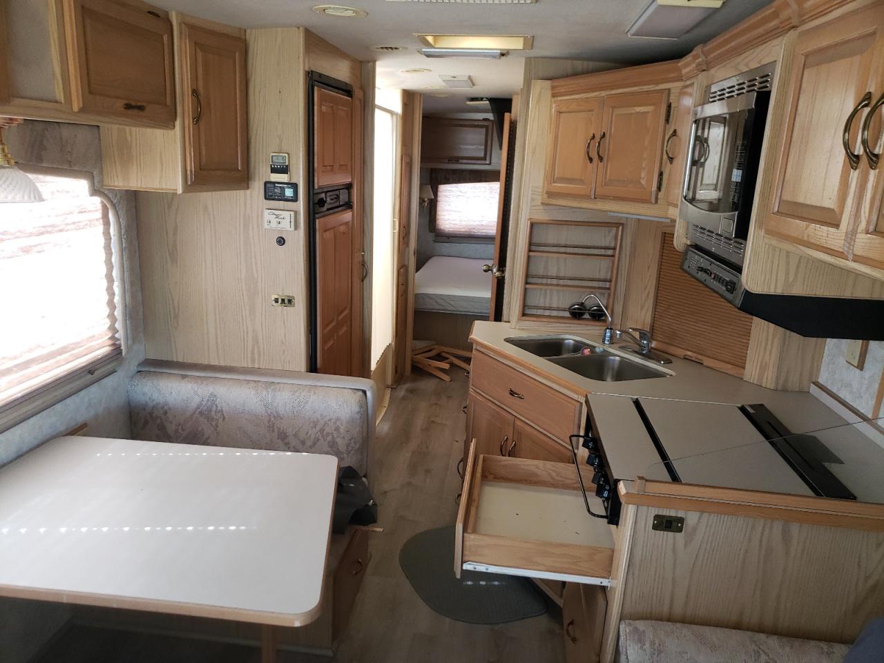 Photo 6 from auction – 1998 WINNEBAGO CHIEFTAIN with VIN 3FCMF53G2VJA24585