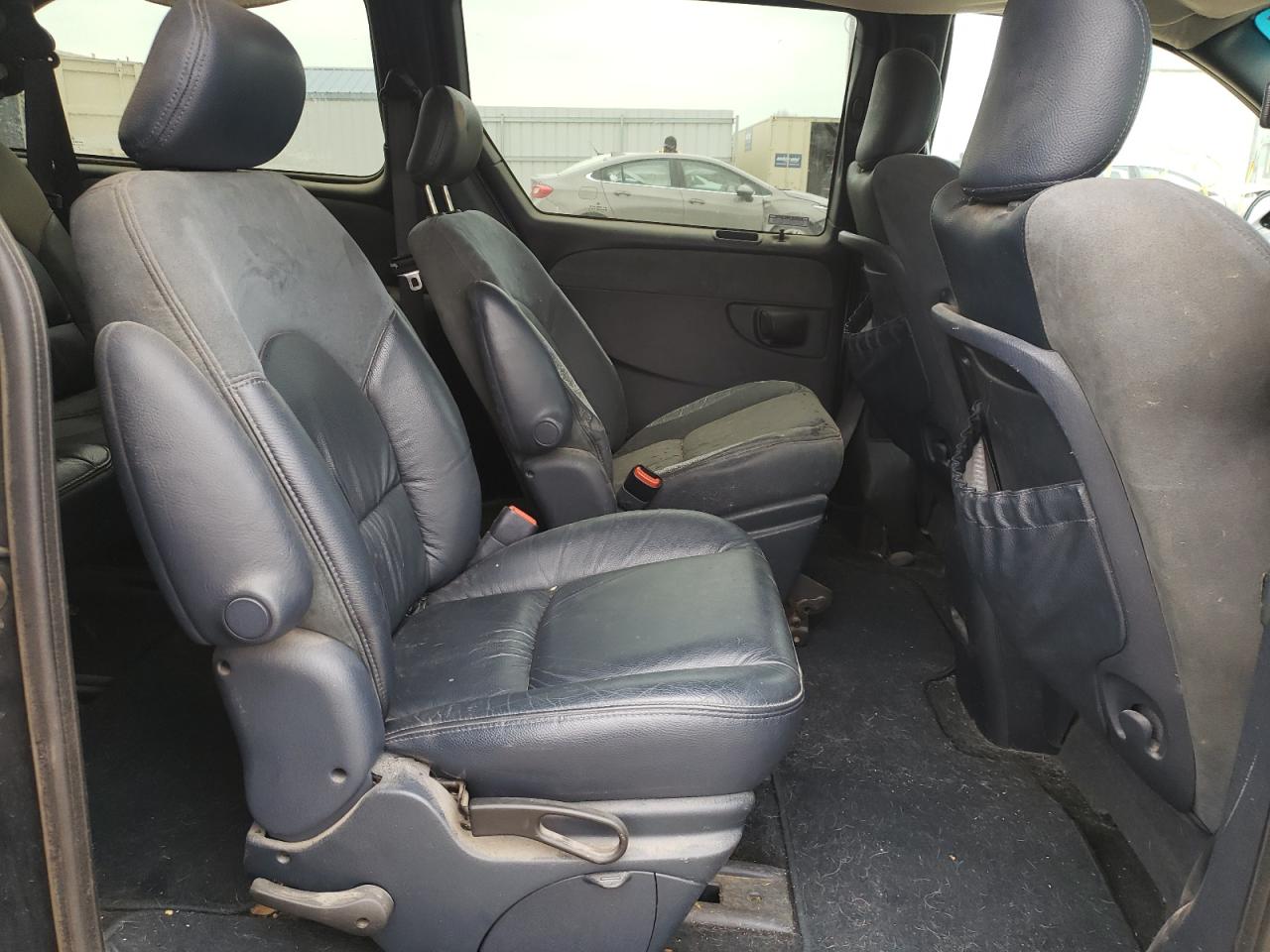 Photo 6 from auction – 2001 CHRYSLER TOWN AND C with VIN 2C8GP64LX1R383890