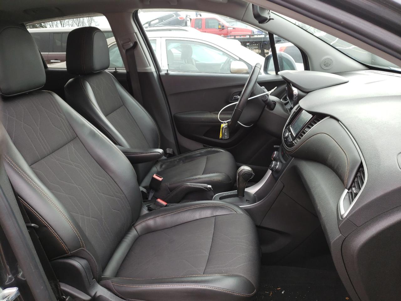 Photo 5 from auction – 2017 CHEVROLET TRAX 1LT with VIN 3GNCJPSB5HL252401