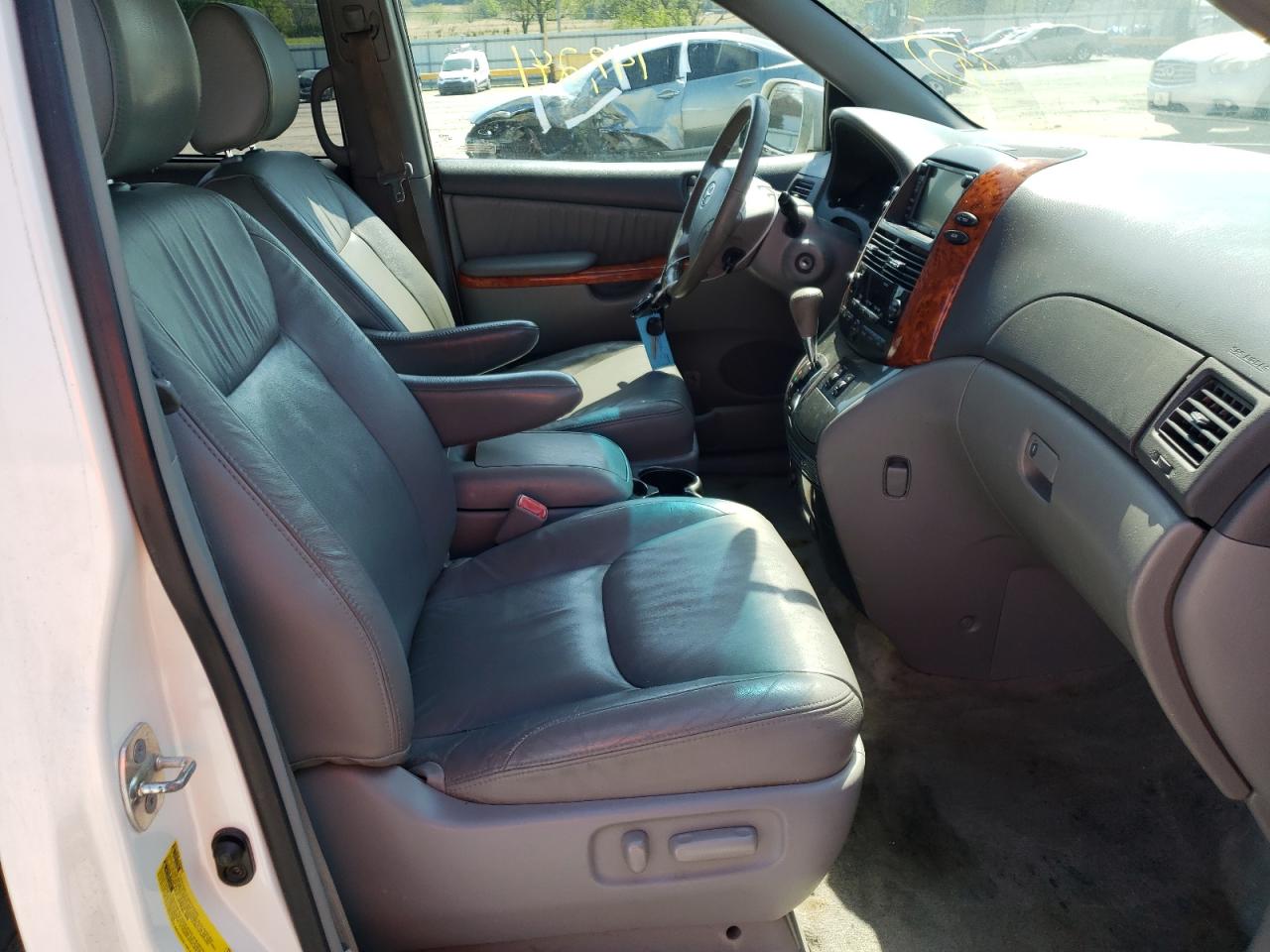 Photo 5 from auction – 2010 TOYOTA SIENNA XLE with VIN 5TDYK4CC4AS312993