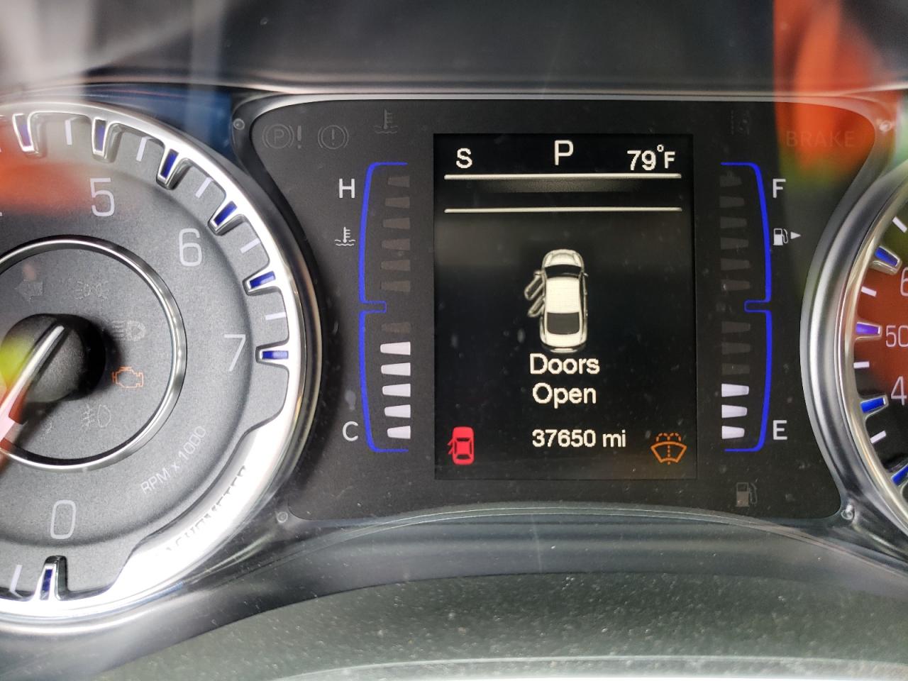 Photo 8 from auction – 2016 CHRYSLER 200 LIMITE with VIN 1C3CCCABXGN102039