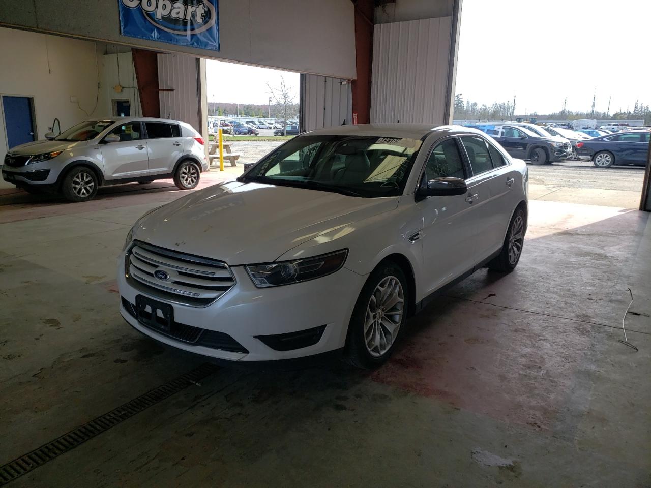 Photo 2 from auction – 2015 FORD TAURUS LIM with VIN 1FAHP2F86FG171834