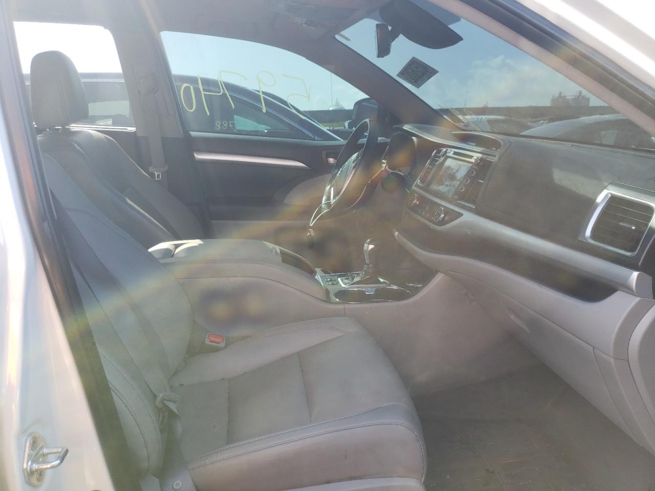 Photo 5 from auction – 2019 TOYOTA HIGHLANDER with VIN 5TDJZRFH3KS581764