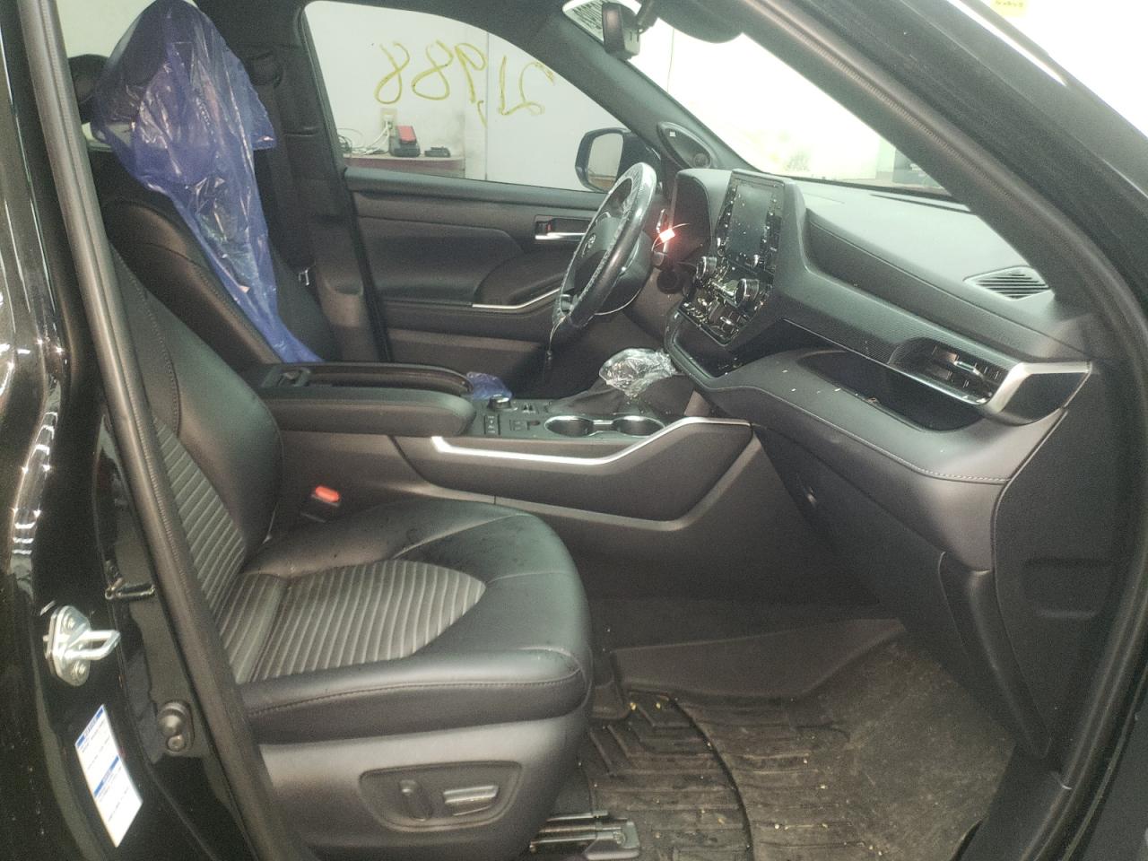 Photo 5 from auction – 2021 TOYOTA HIGHLANDER with VIN 5TDJZRBH1MS058915