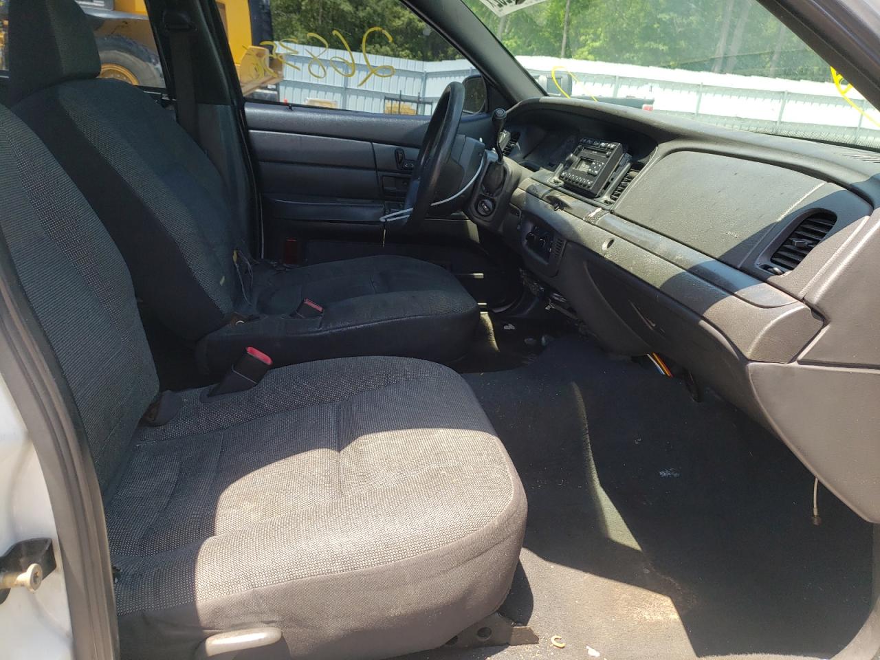 Photo 19 from auction – 2005 FORD CROWN VICT with VIN 2FAFP71W55X135670