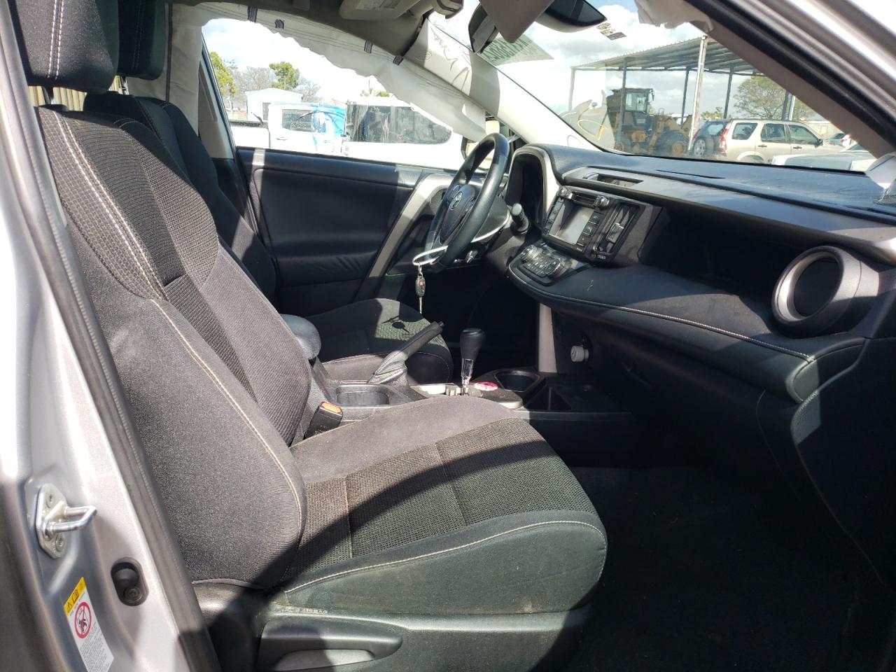 Photo 5 from auction – 2017 TOYOTA RAV4 XLE with VIN 2T3WFREV6HW320822