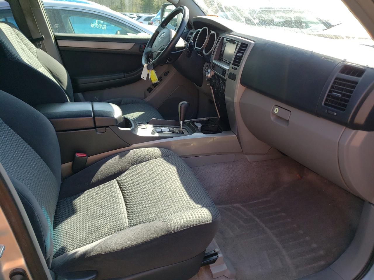 Photo 5 from auction – 2005 TOYOTA 4RUNNER SR with VIN JTEBU14R650074831