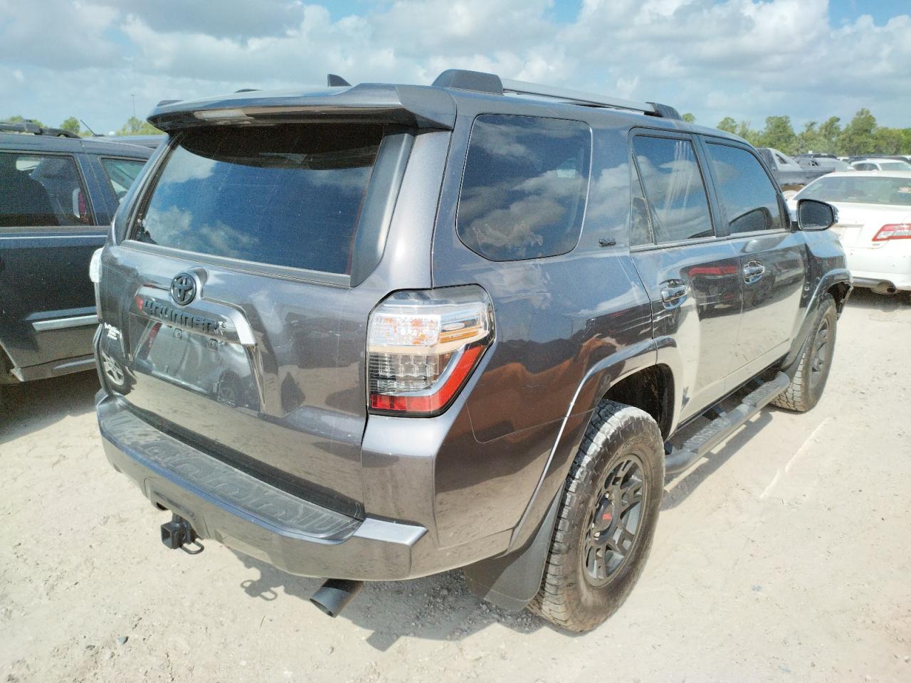 Photo 4 from auction – 2021 TOYOTA 4RUNNER SR with VIN JTEFU5JRXM5240654