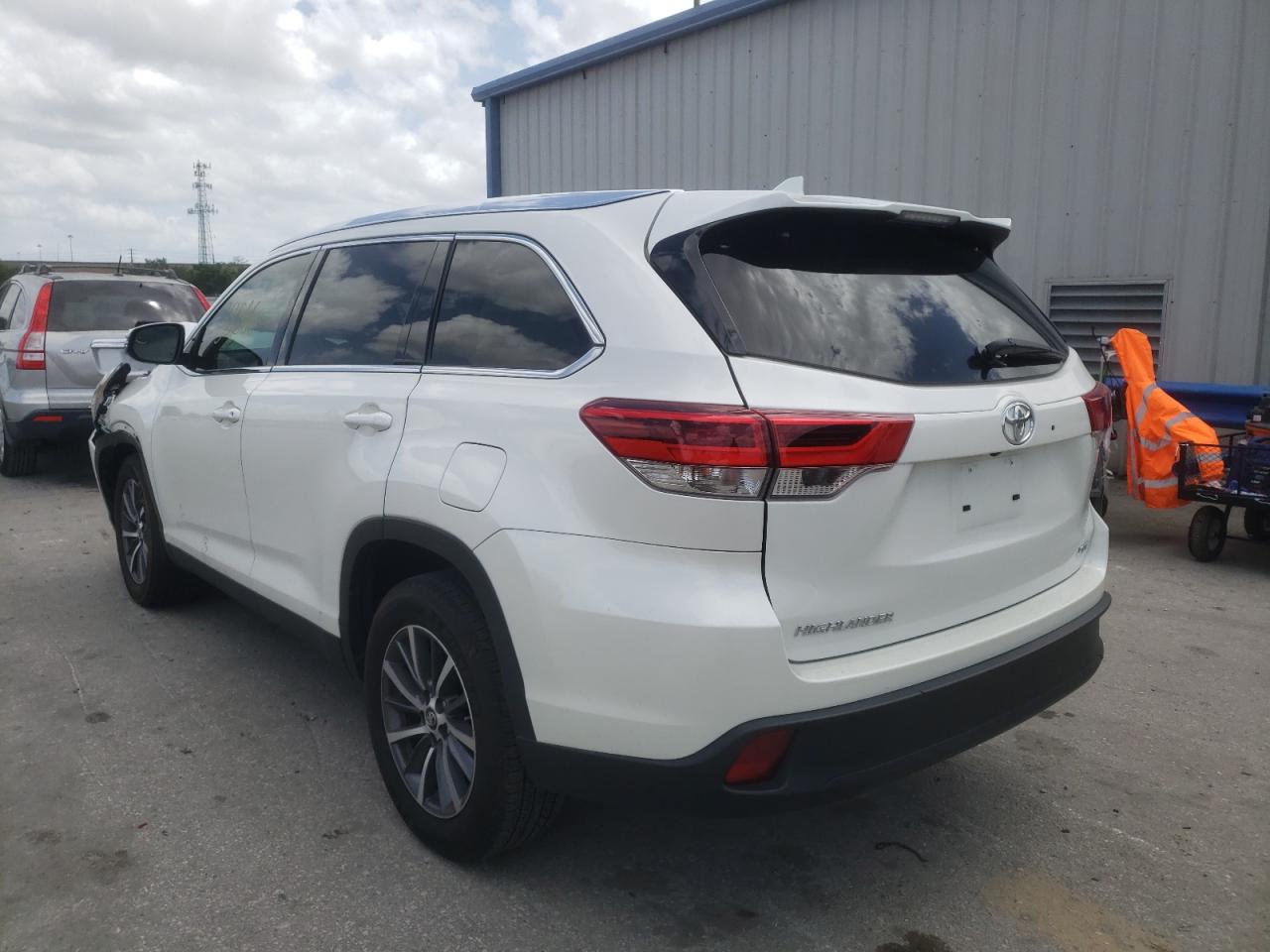 Photo 16 from auction – 2019 TOYOTA HIGHLANDER with VIN 5TDKZRFH0KS564294