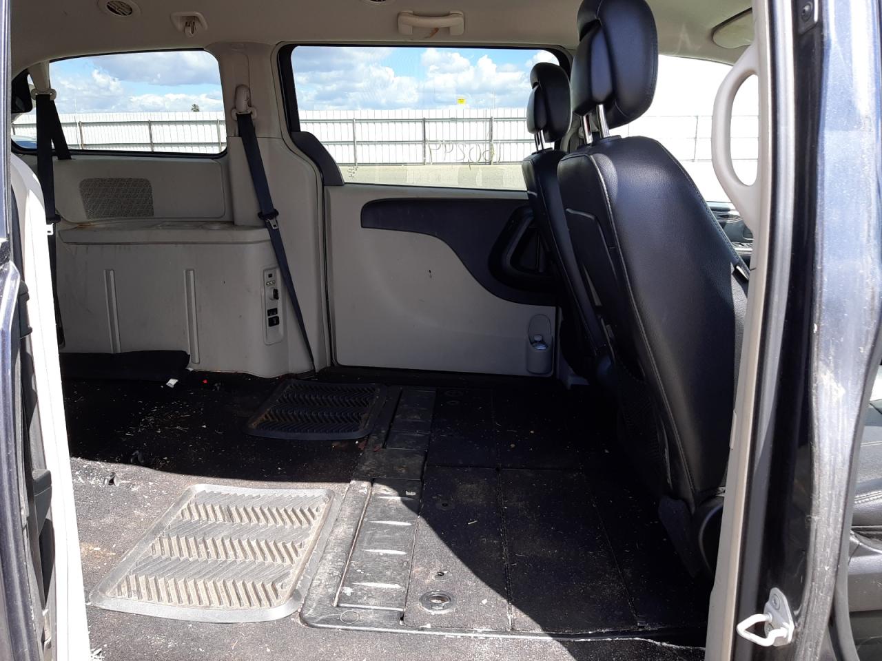 Photo 6 from auction – 2013 CHRYSLER TOWN & COU with VIN 2C4RC1BG4DR690880