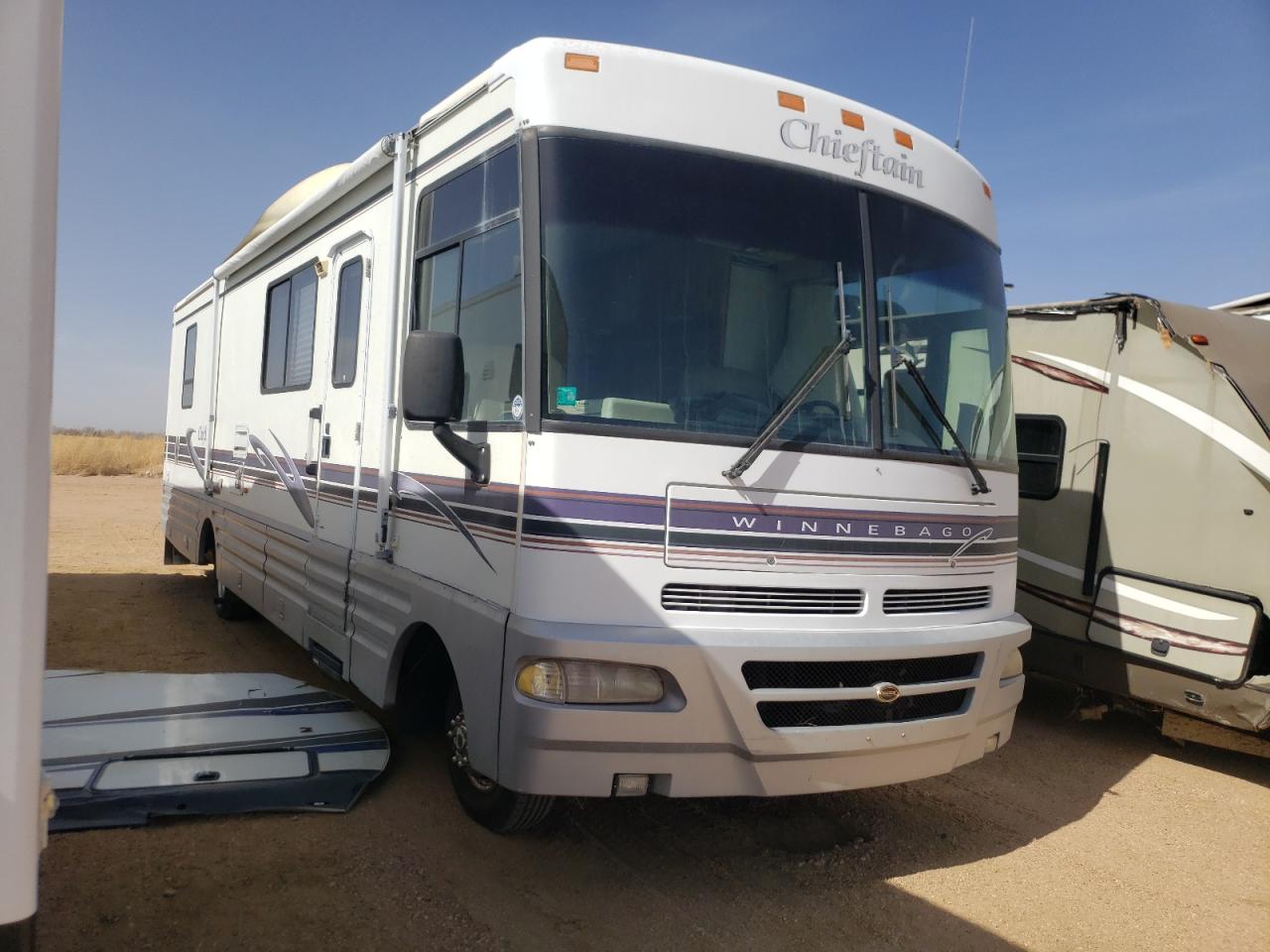 WINNEBAGO CHIEFTAIN 1998 with VIN 3FCMF53G2VJA24585 - Photo from auction