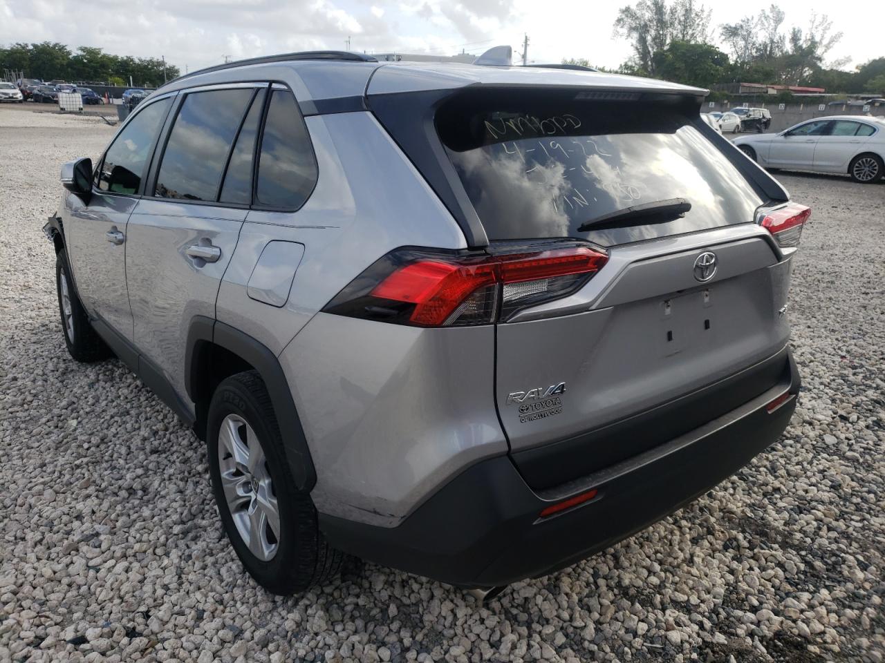 Photo 3 from auction – 2020 TOYOTA RAV4 XLE with VIN JTMW1RFV6LD519503