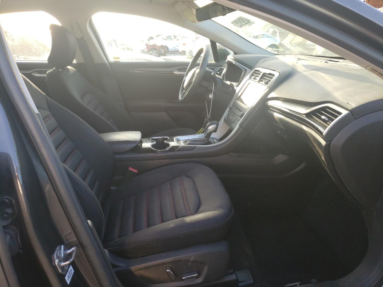 Photo 5 from auction – 2016 FORD FUSION SE with VIN 3FA6P0HD0GR311537