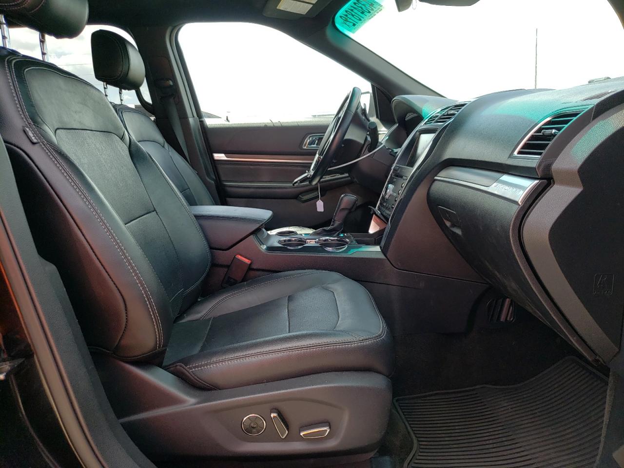 Photo 5 from auction – 2016 FORD EXPLORER L with VIN 1FM5K7F81GGD12489