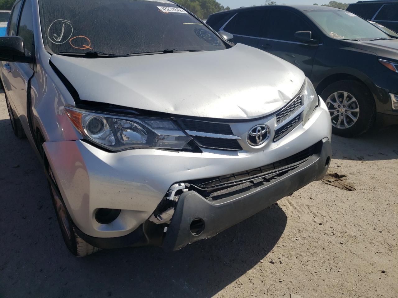 Photo 9 from auction – 2015 TOYOTA RAV4 LE with VIN JTMZFREV7FJ055823