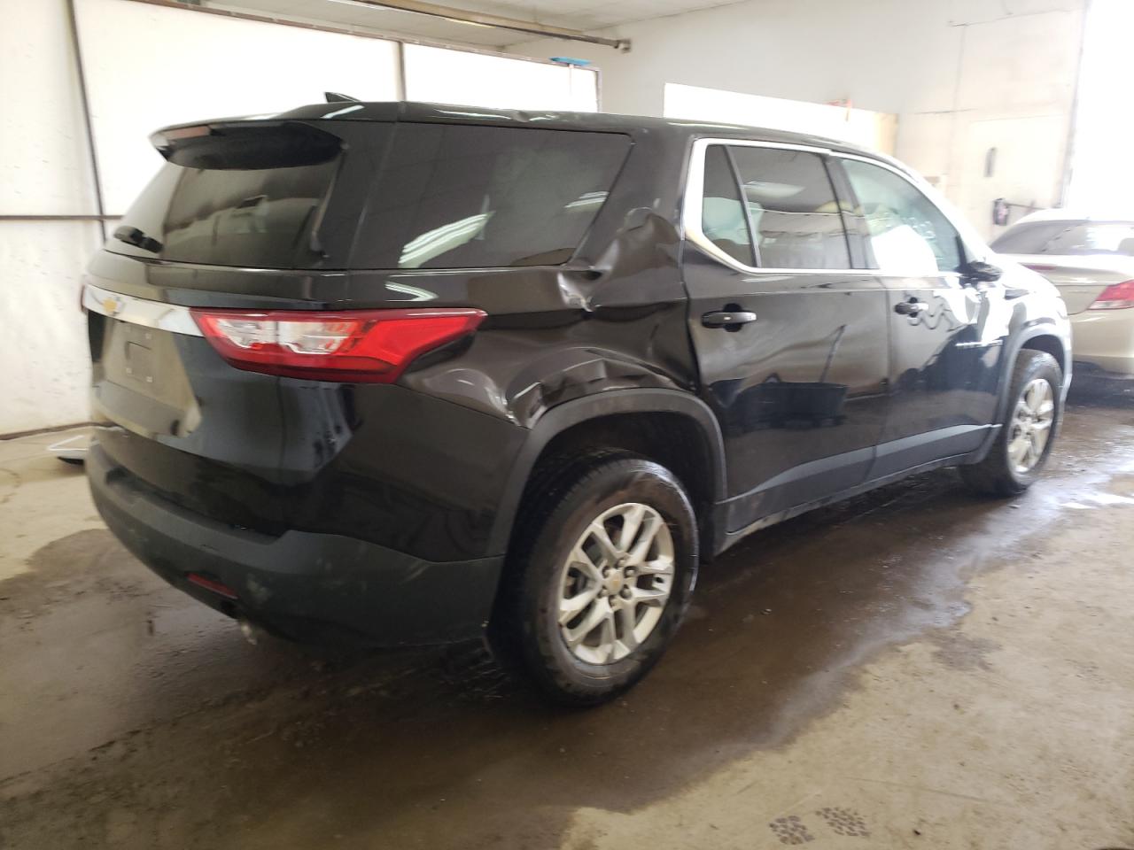 Photo 4 from auction – 2018 CHEVROLET TRAVERSE L with VIN 1GNERFKWXJJ109620