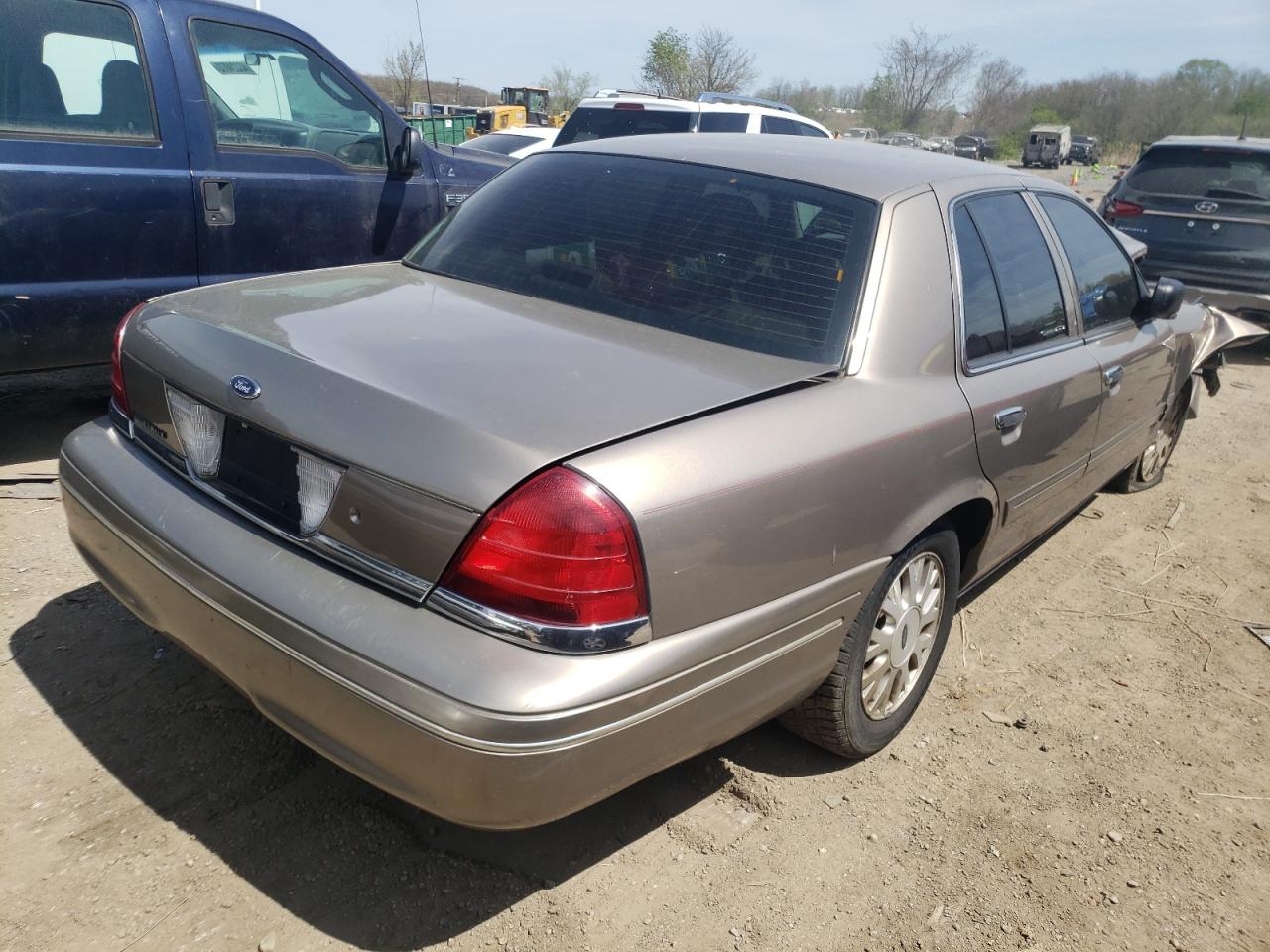 Photo 4 from auction – 2004 FORD CROWN VICT with VIN 2FAHP74W04X140049